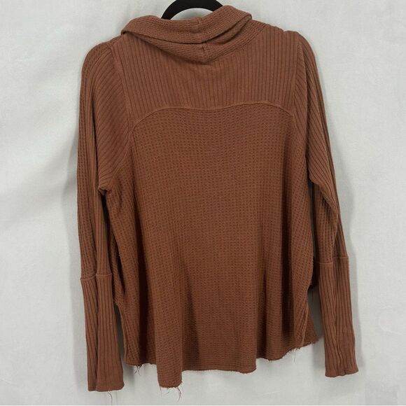 Free People Women’s Small Brown Waffle Turtleneck Sweater Raw Hem Oversized - Picture 3 of 11
